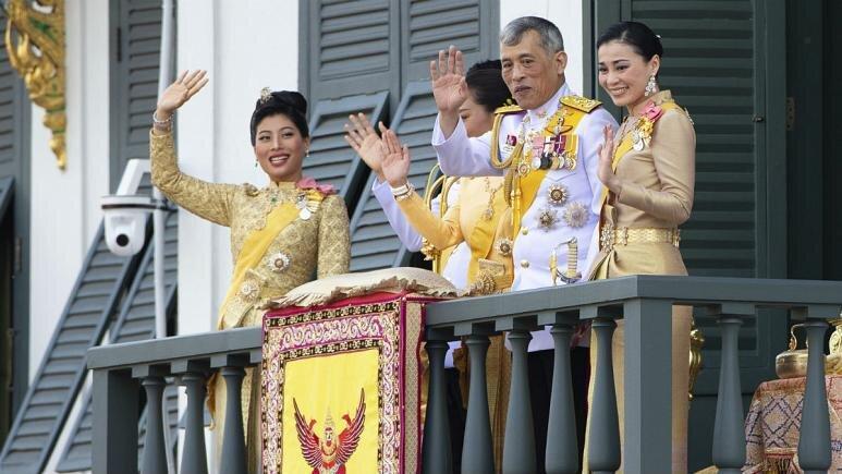 عکس ، پادشاه تایلند همراه 20 زن در هتلی لوکس قرنطینه شد