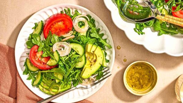طرز تهیه سالاد روکولا با آووکادو و سس لیمویی